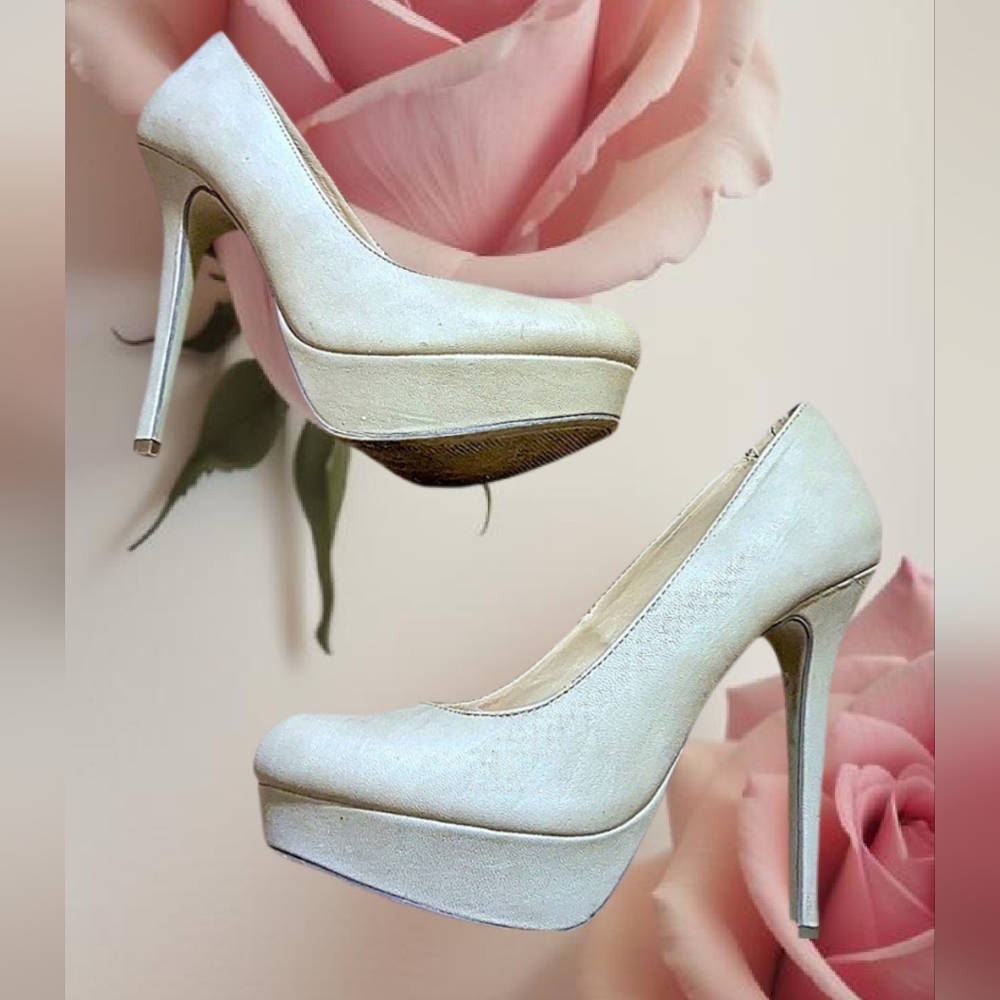 Cream Stiletto Heels with Pointed Toe and Glossy Finish